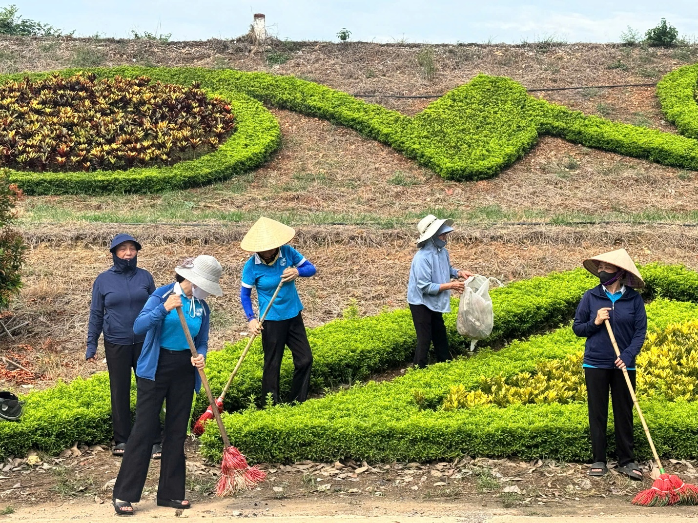 XÃ MÊ LINH TỔ CHỨC CHƯƠNG TRÌNH RA QUÂN HƯỞNG ỨNG PHONG TRÀO "TOÀN DÂN CHUNG TAY BẢO VỆ MÔI TRƯỜNG VÌ THỦ ĐÔ XANH - SẠCH - ĐẸP" VÀ HƯỞNG ỨNG NGÀY MÔI TRƯỜNG THẾ GIỚI- Ảnh 6.
