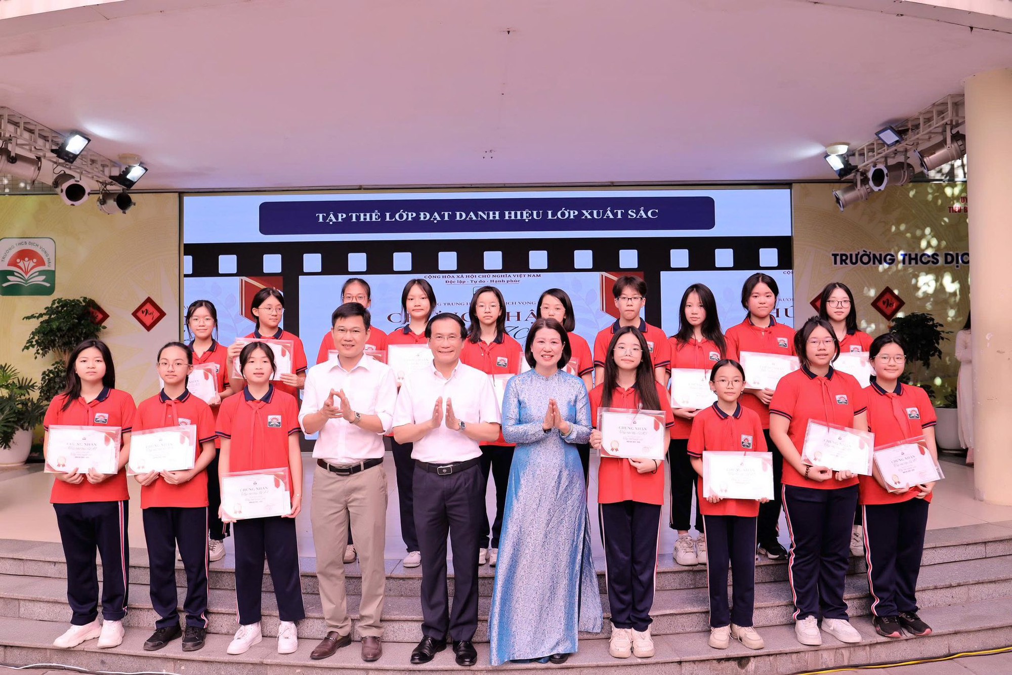 TRƯỜNG THCS DỊCH VỌNG HẬU TỔ CHỨC LỄ TỔNG KẾT NĂM HỌC VÀ CHIA TAY HỌC SINH KHỐI 9: KHÉP LẠI MỘT HÀNH TRÌNH, MỞ RA NHỮNG ƯỚC MƠ- Ảnh 2.