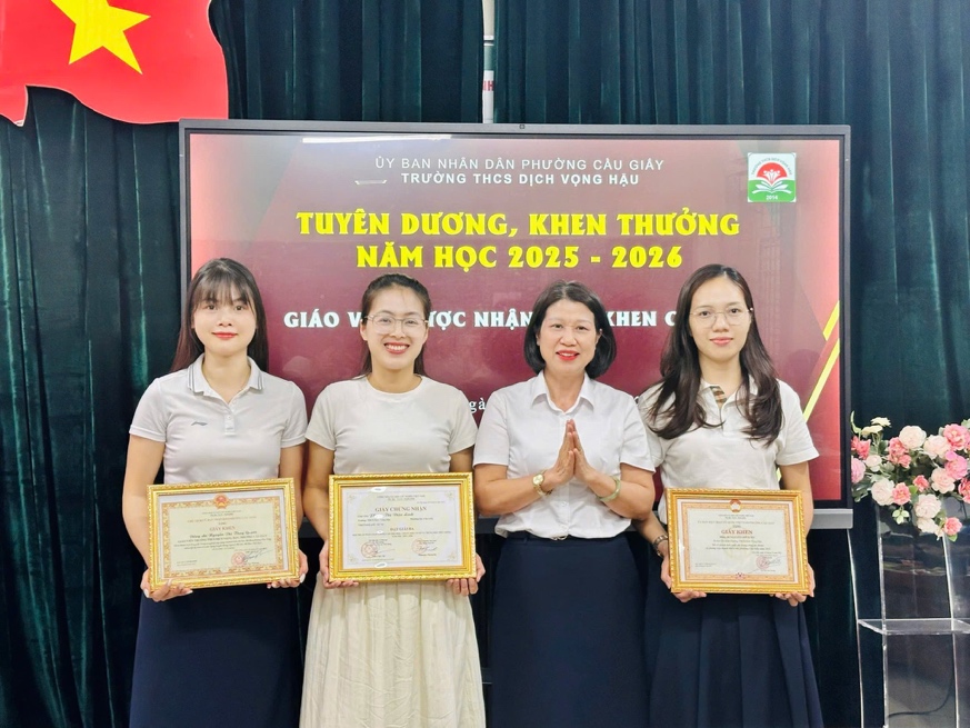 TRƯỜNG THCS DỊCH VỌNG HẬU VINH DANH CÁN BỘ,GIÁO VIÊN, NHÂN VIÊN CÓ THÀNH TÍCH XUẤT SẮC NĂM HỌC 2025 – 2026- Ảnh 1.