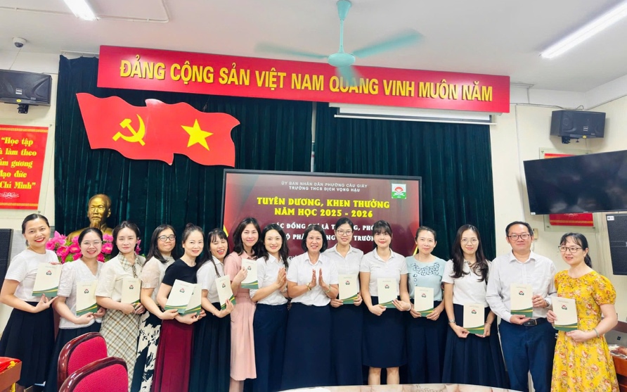 TRƯỜNG THCS DỊCH VỌNG HẬU VINH DANH CÁN BỘ,GIÁO VIÊN, NHÂN VIÊN CÓ THÀNH TÍCH XUẤT SẮC NĂM HỌC 2025 – 2026