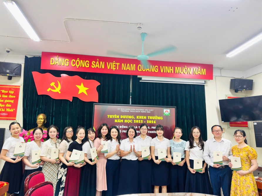 TRƯỜNG THCS DỊCH VỌNG HẬU VINH DANH CÁN BỘ,GIÁO VIÊN, NHÂN VIÊN CÓ THÀNH TÍCH XUẤT SẮC NĂM HỌC 2025 – 2026- Ảnh 2.