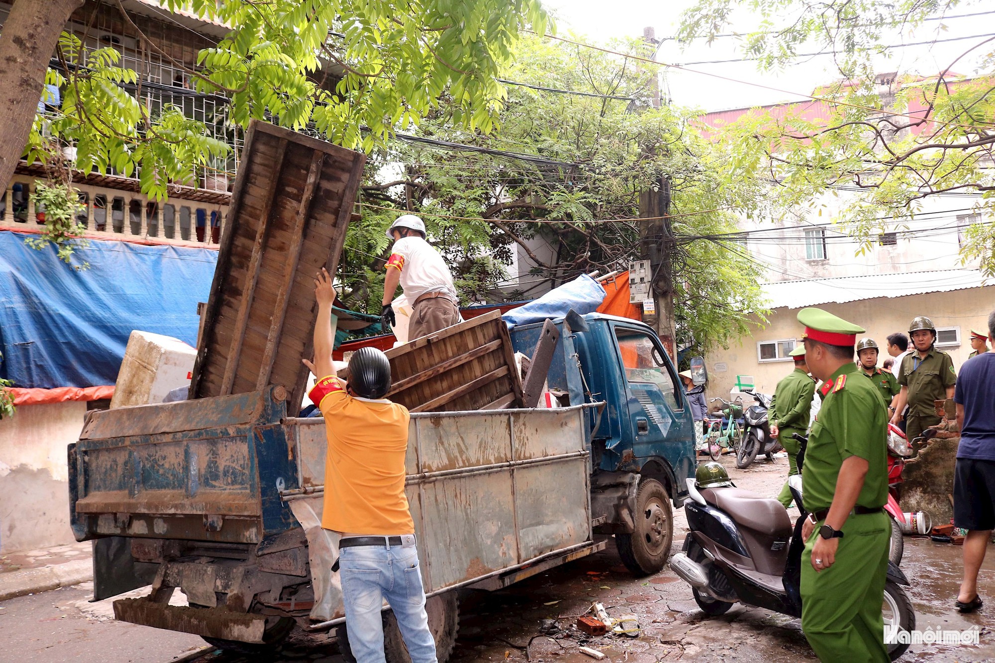 Nghĩa Đô: Quyết liệt xử lý "chợ cóc", chợ tạm sau phản ánh- Ảnh 2.