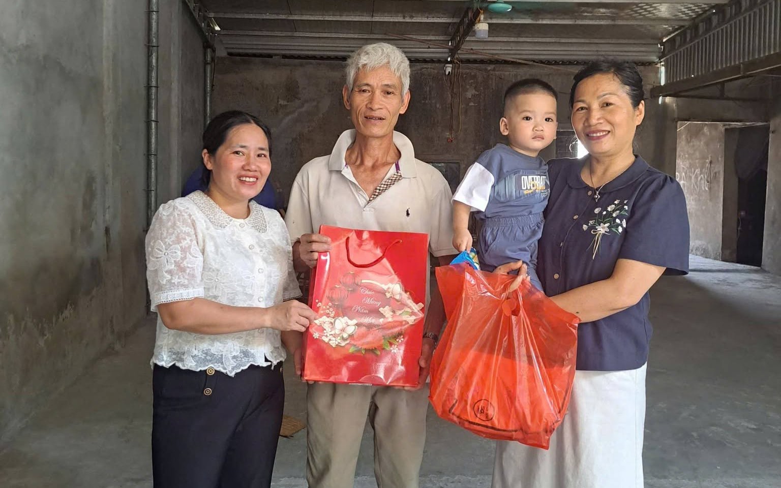 HỘI LIÊN HIỆP PHỤ NỮ XÃ HƯNG ĐẠO TỔ CHỨC CHƯƠNG TRÌNH TRAO TẶNG “MẸ ĐỠ ĐẦU” CHO TRẺ EM MỒ CÔI CÓ HOÀN CẢNH ĐẶC BIỆT KHÓ KHĂN