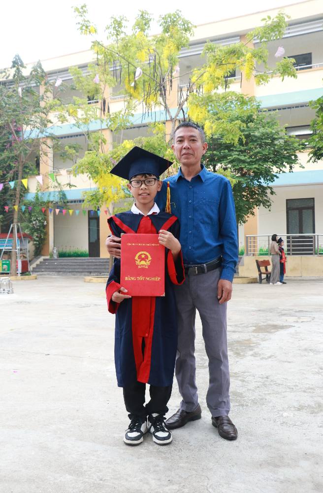 BỐ CON ANH ĐINH MINH TUẤN DŨNG CẢM CỨU HAI EM NHỎ KHỎI NGUY CƠ ĐUỐI NƯỚC- Ảnh 1.