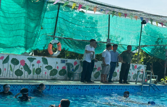 Phú Xuyên tăng cường kiểm tra, bảo đảm an toàn tại các cơ sở bơi lặn dịp hè 2026- Ảnh 2.
