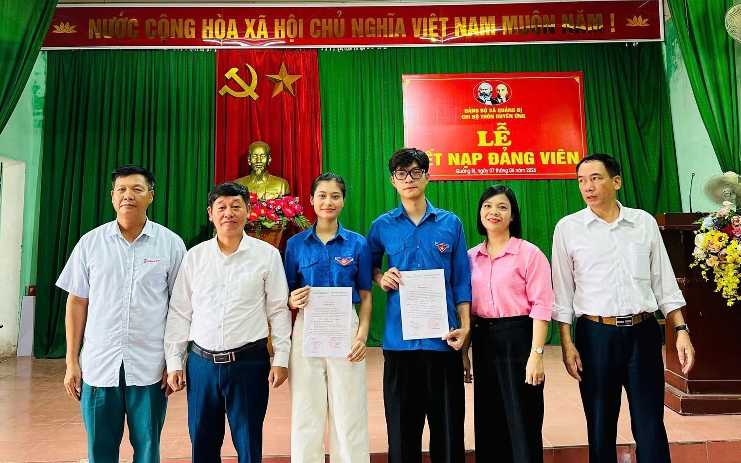 Chi bộ thôn Duyên Ứng kết nạp 2 đoàn viên ưu tú vào Đảng Cộng sản Việt Nam
