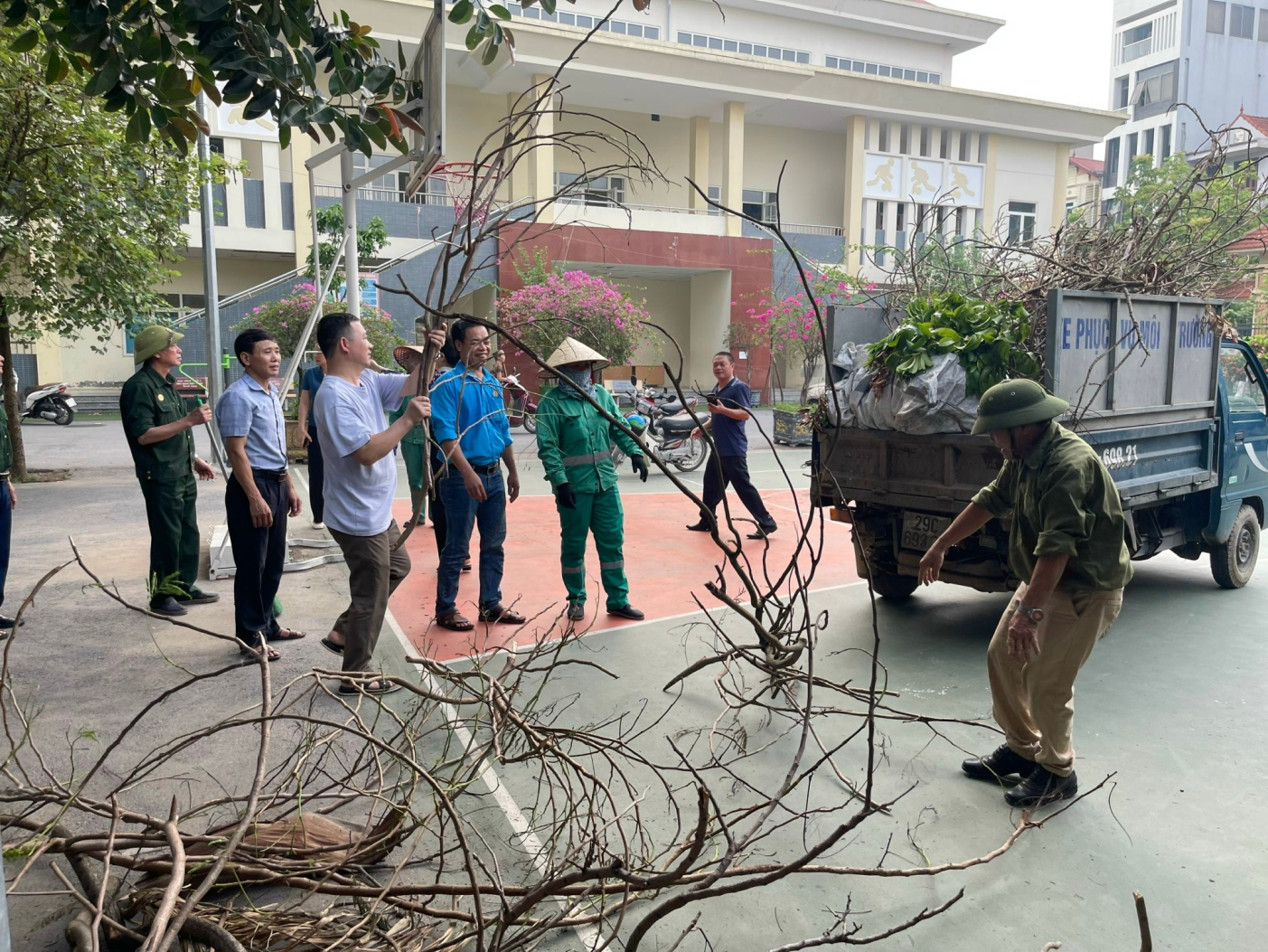 Xã Ô Diên ra quân hưởng ứng ngày môi trường thế giới, chung tay bảo vệ môi trường, vì thủ đô xanh, sạch, đẹp.- Ảnh 5.