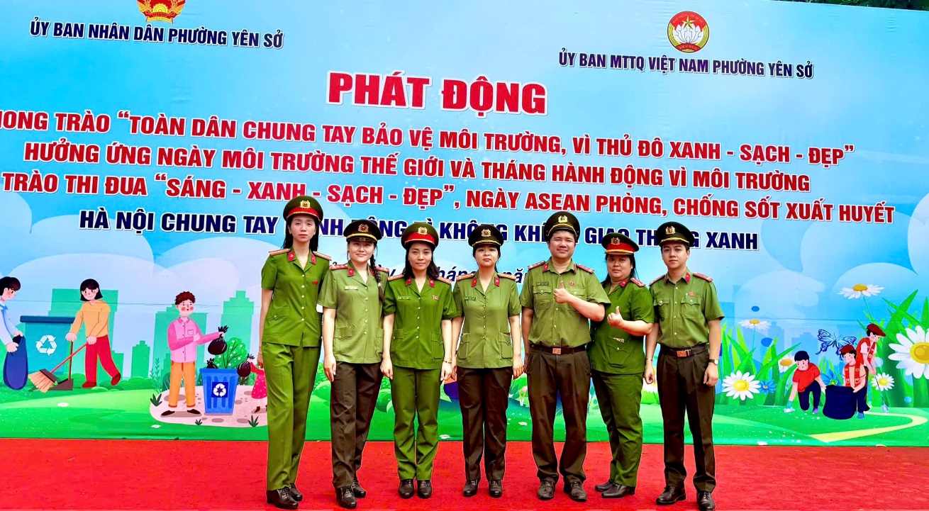Công an phường Yên Sở hưởng ứng phong trào “Toàn dân chung tay bảo vệ môi trường, vì thủ đô Xanh – Sạch – Đẹp”- Ảnh 1.