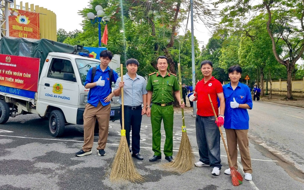 Công an phường Yên Sở hưởng ứng phong trào “Toàn dân chung tay bảo vệ môi trường, vì thủ đô Xanh – Sạch – Đẹp”