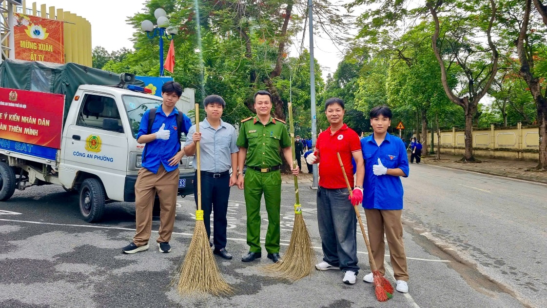 Công an phường Yên Sở hưởng ứng phong trào “Toàn dân chung tay bảo vệ môi trường, vì thủ đô Xanh – Sạch – Đẹp”- Ảnh 2.