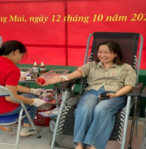 Cô văn thư yêu nghề và làm nhiều việc tốt- Ảnh 2.
