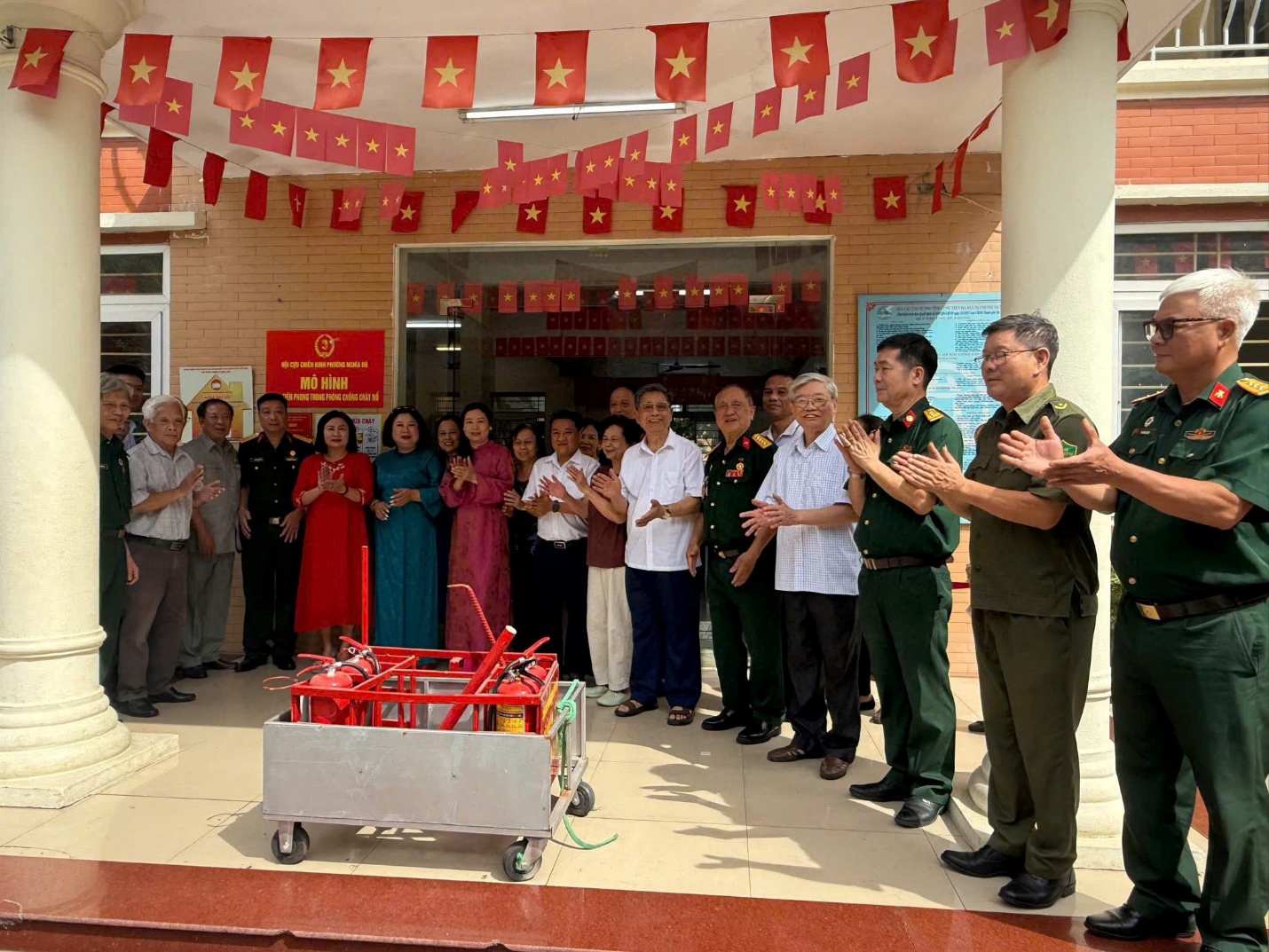 RA MẮT MÔ HÌNH “CỰU CHIẾN BINH TIÊN PHONG PHÒNG CHỐNG CHÁY NỔ”- Ảnh 3.