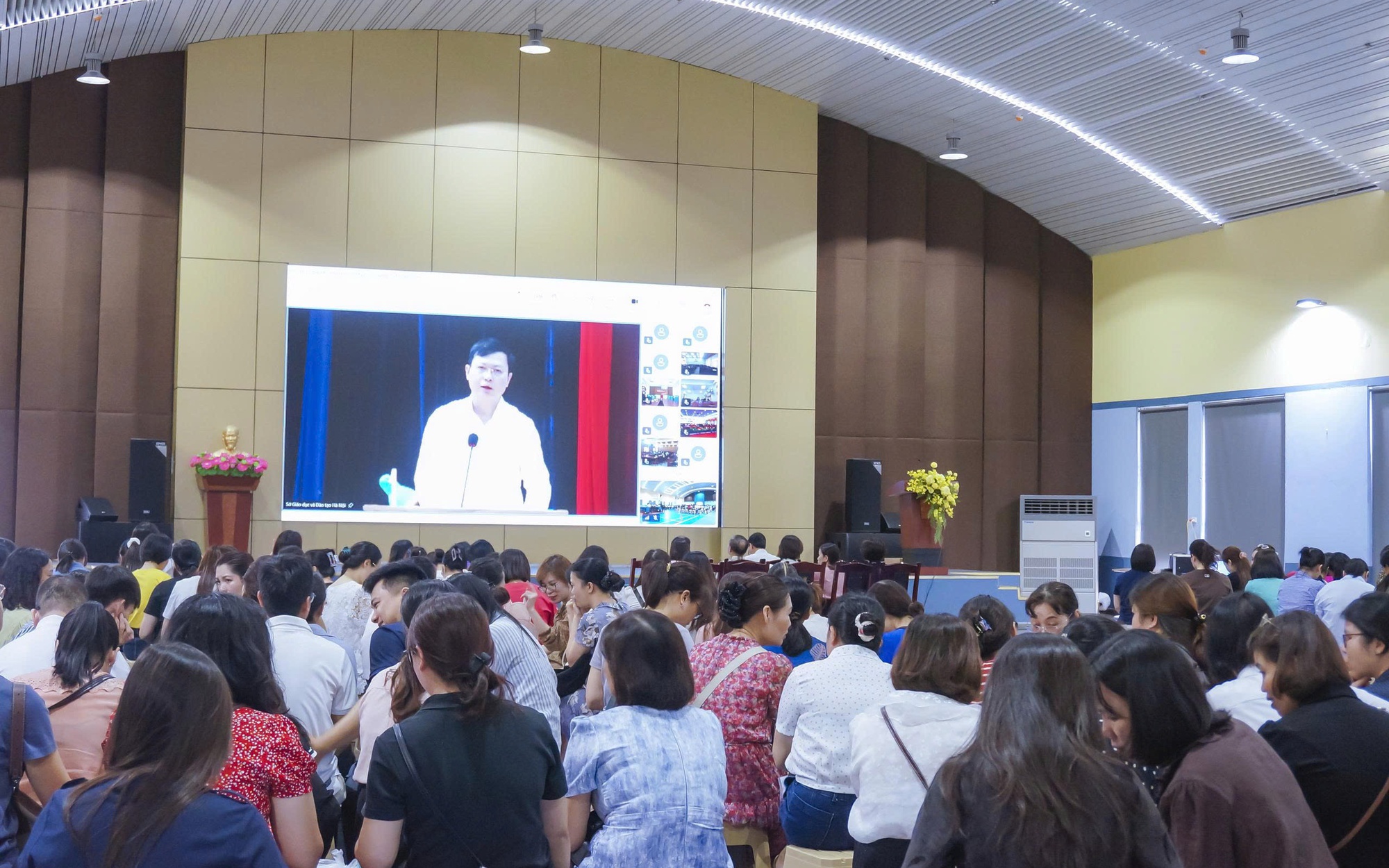 ĐIỂM CẦU UBND PHƯỜNG GIẢNG VÕ THAM DỰ HỘI NGHỊ HƯỚNG DẪN CÔNG TÁC COI THI KỲ THI TỐT NGHIỆP THPT NĂM 2026
