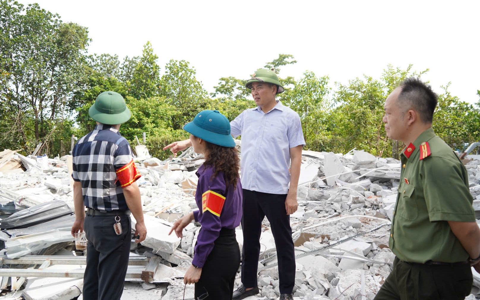 Phường Chương Mỹ tổ chức cưỡng chế buộc thực hiện biện pháp khắc phục hậu quả đối với các trường hợp vi phạm hành chính trong lĩnh vực đất đai, thủy lợi