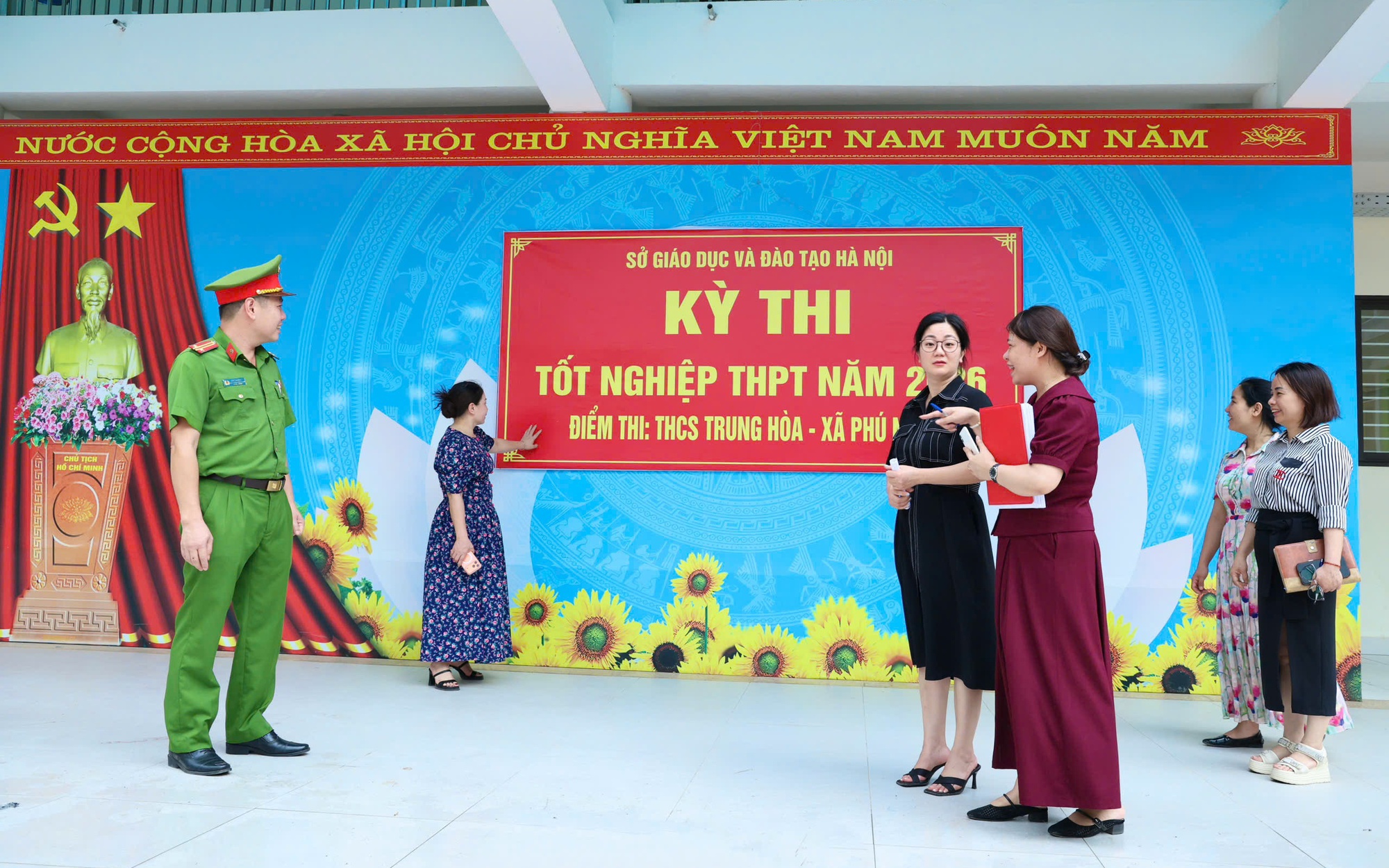 Ban Chỉ đạo Kỳ thi tốt nghiệp THPT xã Phú Nghĩa tiếp tục kiểm tra, rà soát công tác chuẩn bị tại Điểm thi Trường THCS Trung Hòa