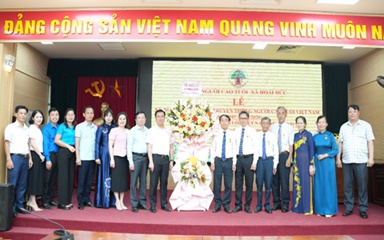 Lãnh đạo xã Hoài Đức tặng hoa chúc mừng Hội Người Cao tuổi xã nhân kỷ niệm 85 năm ngày truyền thống Người cao tuổi Việt Nam (6/6/1941-6/6/2026)