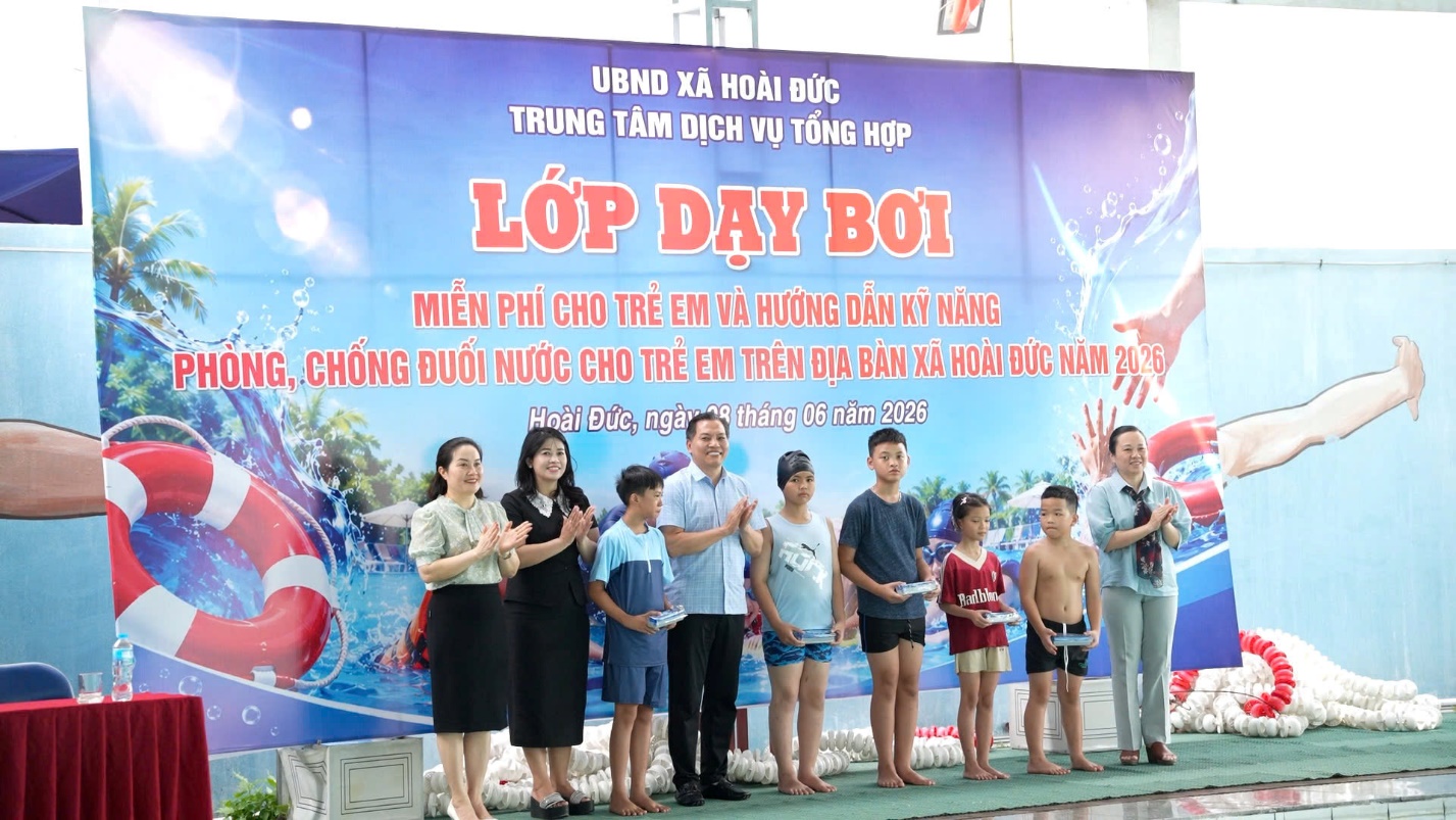 Khai mạc lớp dạy bơi miễn phí và trang bị kỹ năng phòng, chống đuối nước cho trẻ em xã Hoài Đức năm 2026- Ảnh 3.
