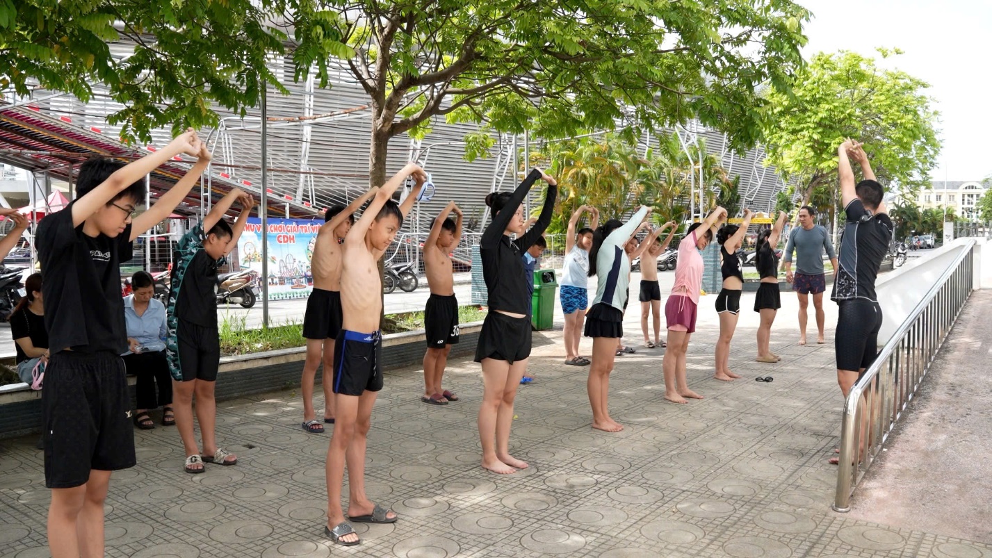 Khai mạc lớp dạy bơi miễn phí và trang bị kỹ năng phòng, chống đuối nước cho trẻ em xã Hoài Đức năm 2026- Ảnh 4.