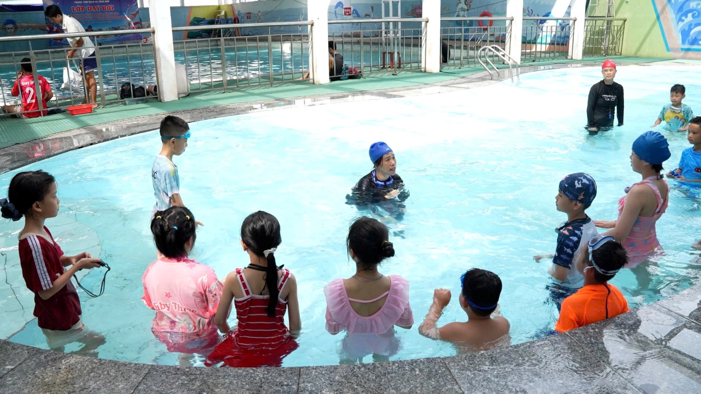 Khai mạc lớp dạy bơi miễn phí và trang bị kỹ năng phòng, chống đuối nước cho trẻ em xã Hoài Đức năm 2026- Ảnh 5.