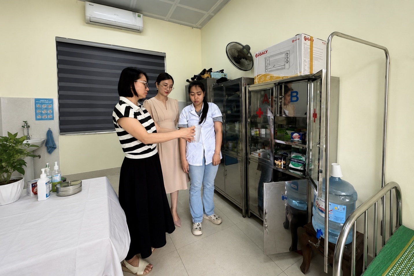 Siết chặt an toàn mùa thi: Trạm Y tế xã kiểm tra đột xuất công tác y tế tại các điểm thi THPT Hoài Đức A và THCS Kim Chung B- Ảnh 2.