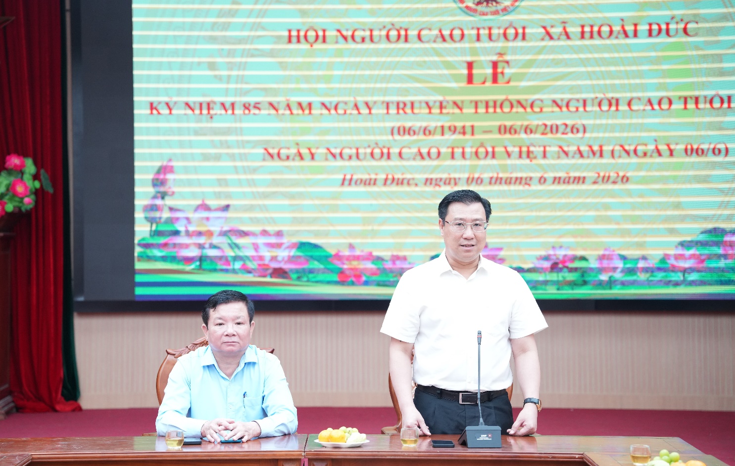 Lãnh đạo xã Hoài Đức tặng hoa chúc mừng Hội Người Cao tuổi xã nhân kỷ niệm 85 năm ngày truyền thống Người cao tuổi Việt Nam (6/6/1941-6/6/2026)- Ảnh 1.
