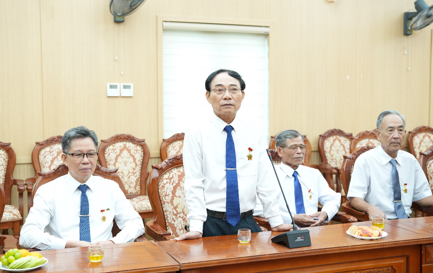 Lãnh đạo xã Hoài Đức tặng hoa chúc mừng Hội Người Cao tuổi xã nhân kỷ niệm 85 năm ngày truyền thống Người cao tuổi Việt Nam (6/6/1941-6/6/2026)- Ảnh 2.