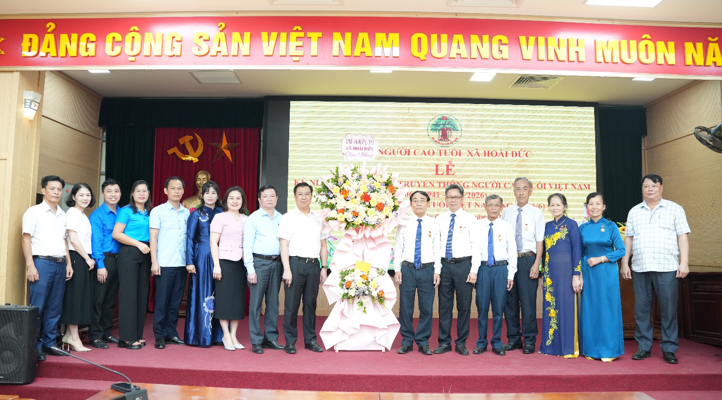 Lãnh đạo xã Hoài Đức tặng hoa chúc mừng Hội Người Cao tuổi xã nhân kỷ niệm 85 năm ngày truyền thống Người cao tuổi Việt Nam (6/6/1941-6/6/2026)- Ảnh 3.