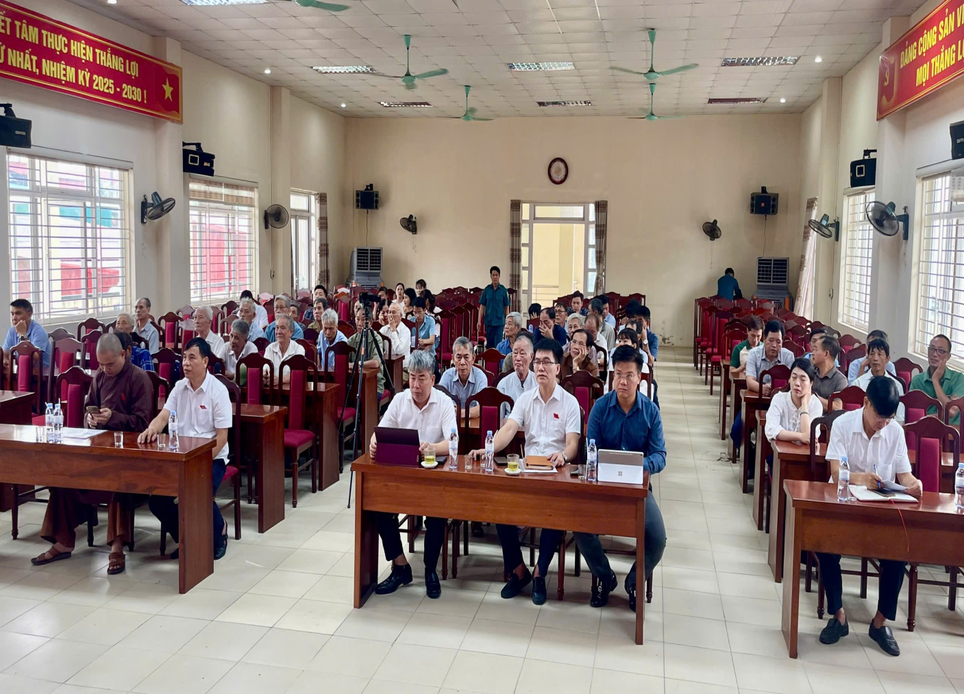 Tổ Đại biểu Hội Đồng nhân dân xã Ô Diên số 2, tiếp xúc cử tri trước kỳ họp thường lệ giữa năm 2026.- Ảnh 1.