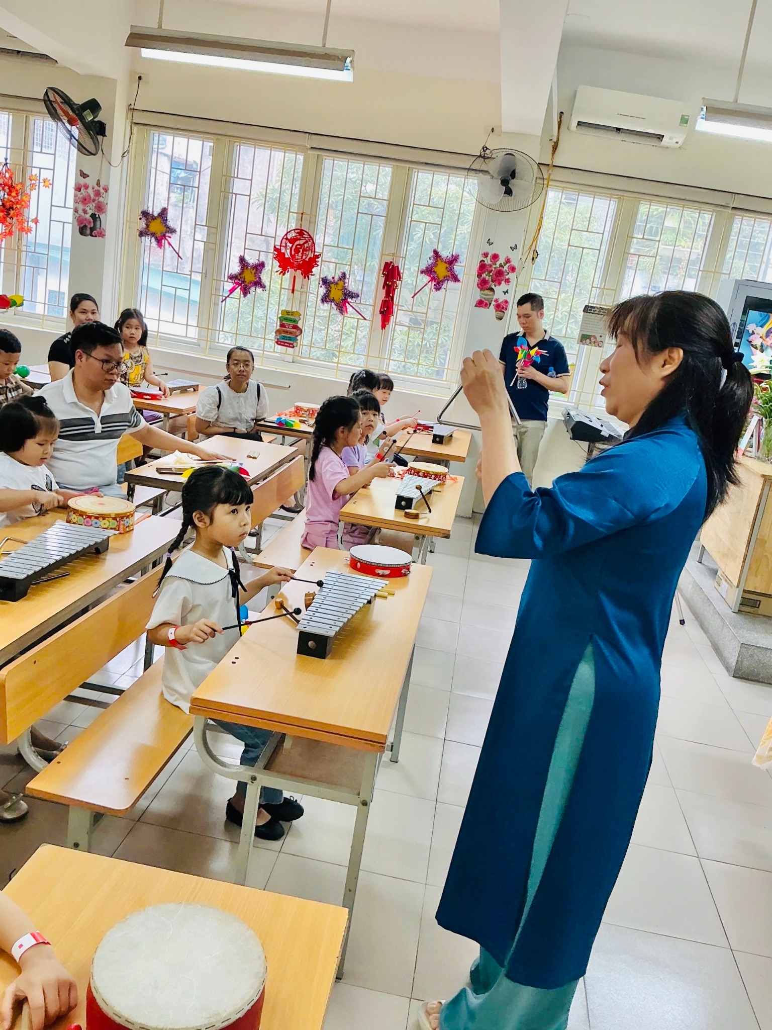 Cô Nguyễn Mai Hương - tấm gương sáng về sự nhiệt huyết, hết lòng vì đồng nghiệp và học sinh thân yêu- Ảnh 1.