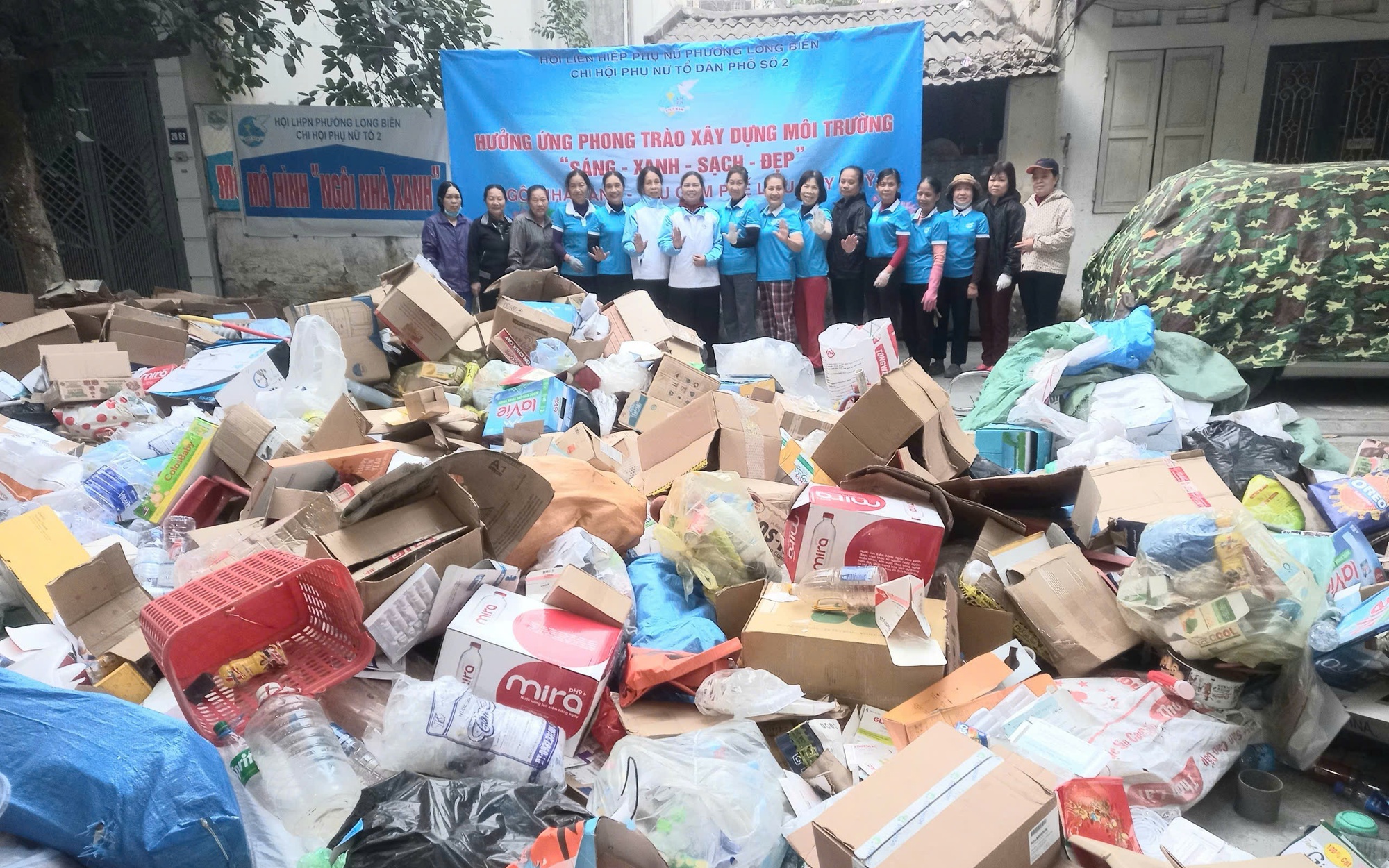 Phụ nữ phường Long Biên chung tay thực hiện giải quyết các điểm nghẽn tại địa phương.