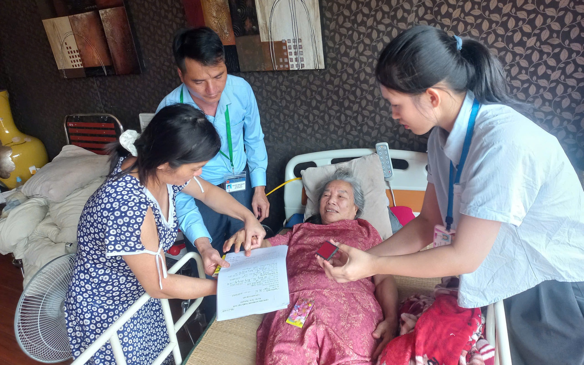Phường Chương Mỹ: Thực hiện hỗ trợ chứng thực ủy quyền nhận lương hưu, trợ cấp tại nhà cho người cao tuổi, người yếu thế