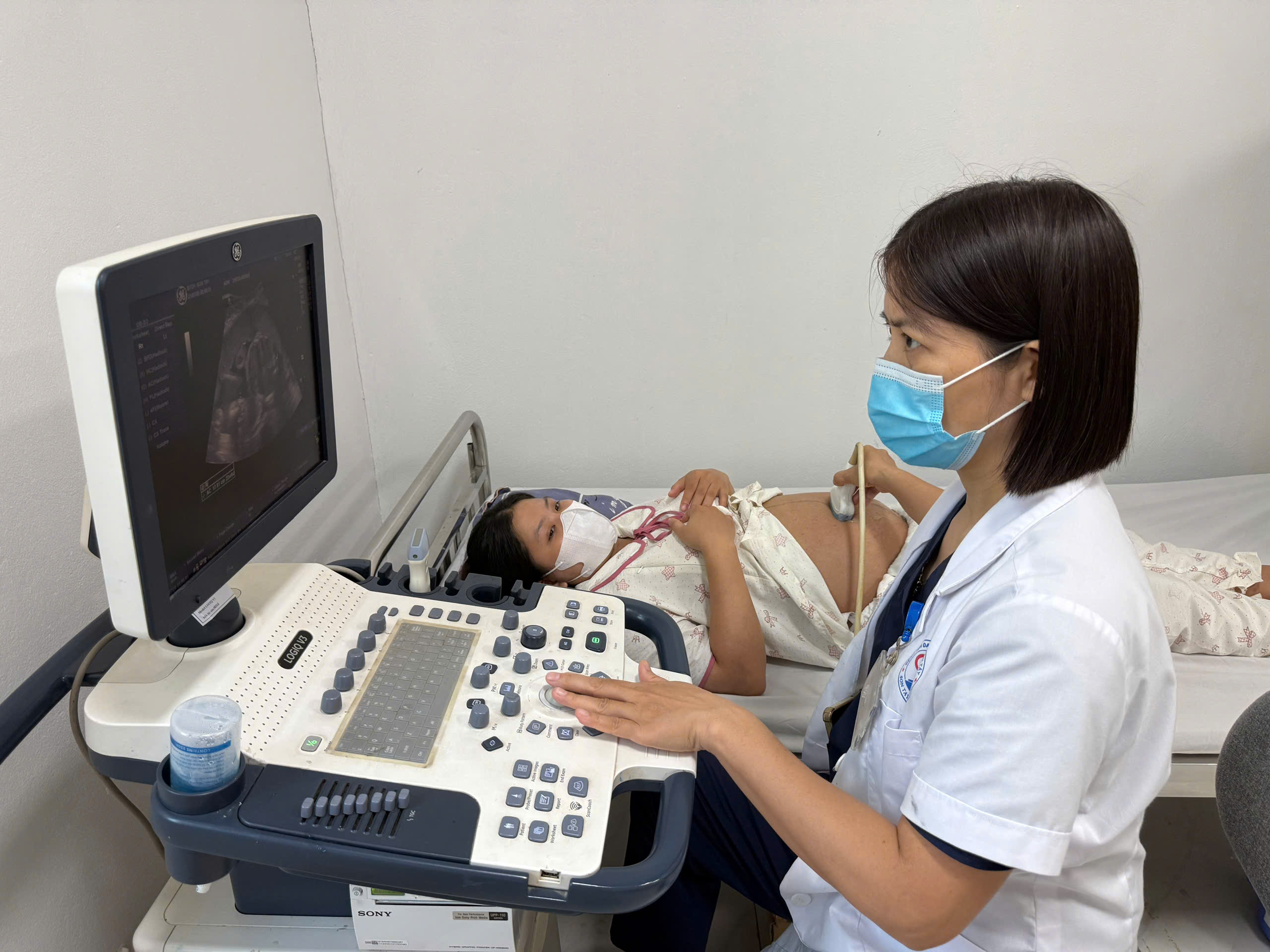 Khám thai định kỳ giúp theo dõi liên tục sức khỏe mẹ và sự phát triển của thai nhi