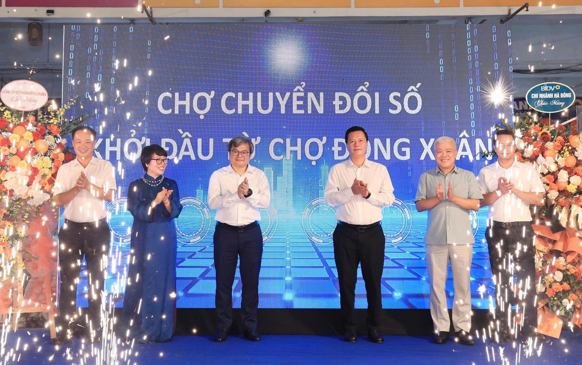 Phường Hoàn Kiến ra mắt mô hình “Chợ chuyển đổi số”- Ảnh 1. Phường Hoàn Kiến ra mắt mô hình “Chợ chuyển đổi số”- Ảnh 1.