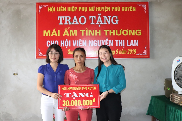 Hội Liên hiệp Phụ nữ huyện Phú Xuyên trao mái ấm tình thương tại xã Quang Lãng