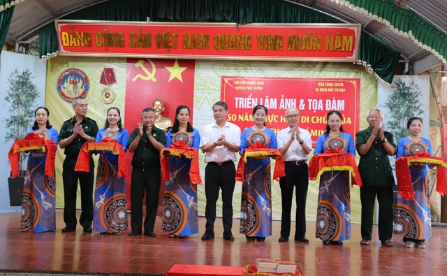 Triển lãm ảnh và tọa đàm “Cựu chiến binh huyện Phú Xuyên 50 năm thực hiện Di chúc của Chủ tịch Hồ Chí Minh”