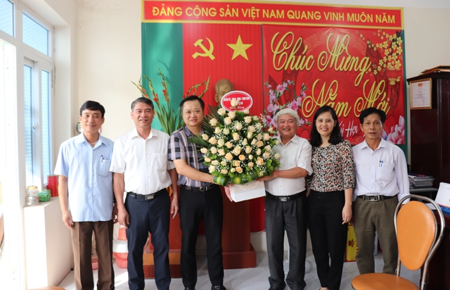 Lãnh đạo huyện tặng hoa, chúc mừng Ban Đại diện Hội người cao tuổi huyện