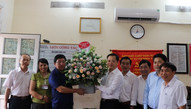 Lãnh đạo huyện thăm, chúc mừng Hội nông dân huyện nhân dịp kỷ niệm 89 năm ngày thành lập hội