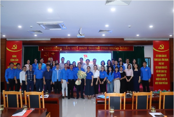 Xây dựng đội ngũ cán bộ trẻ vững về chính trị, giỏi về chuyên môn, sáng tạo trong hành động