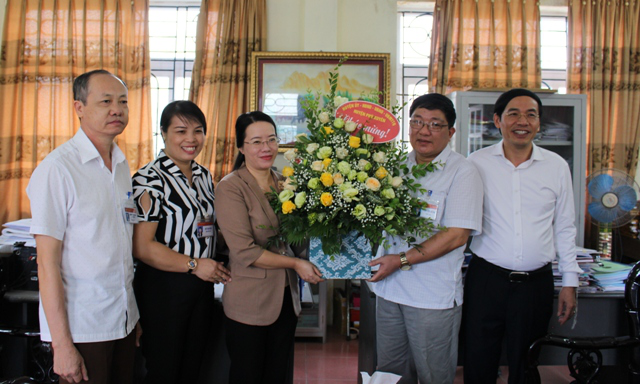 Lãnh đạo huyện thăm, chúc mừng Hội nông dân huyện