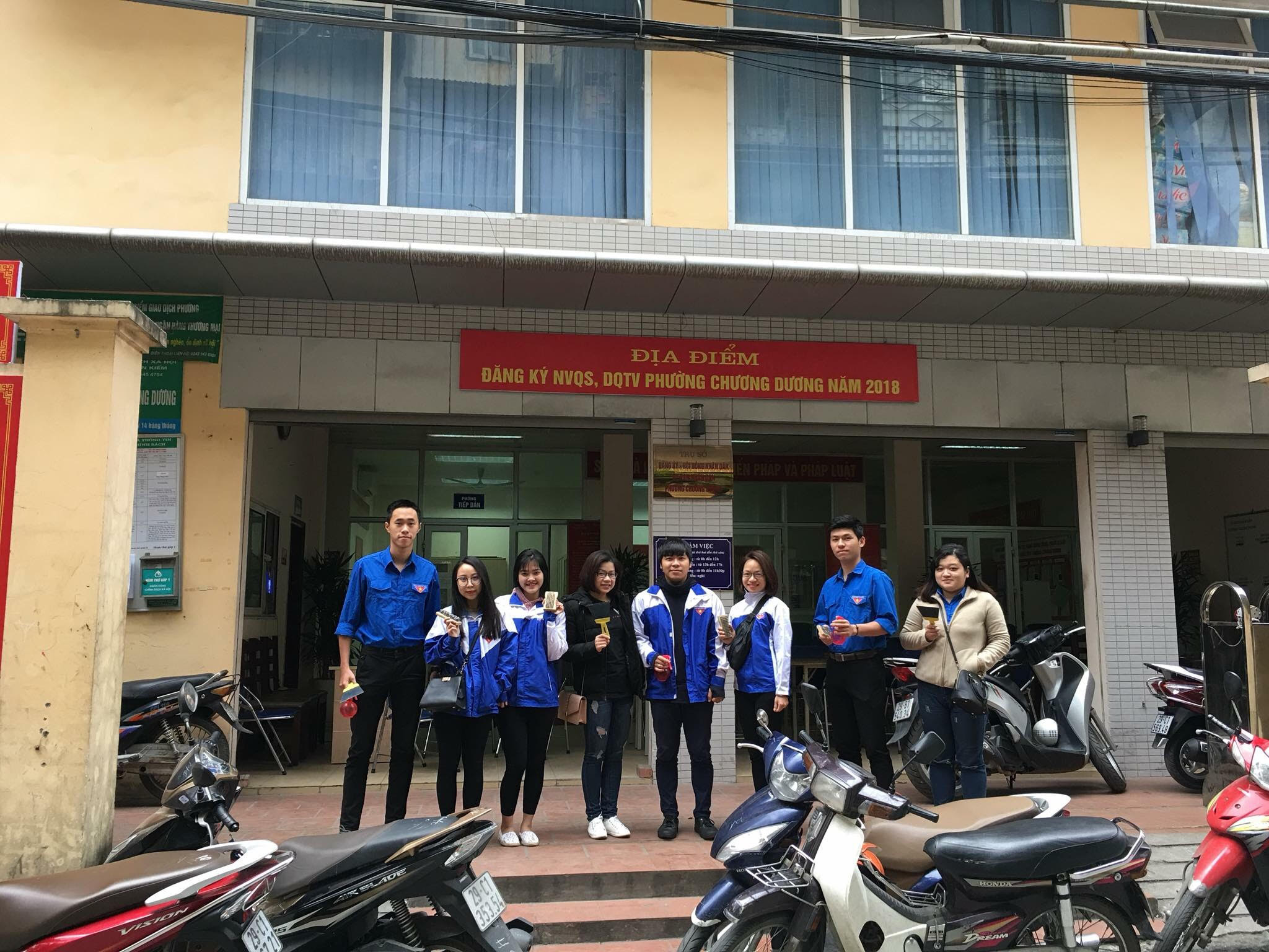 Đoàn Thanh niên tổ chức ra quân bóc xóa quảng cáo rao vặt trái phép