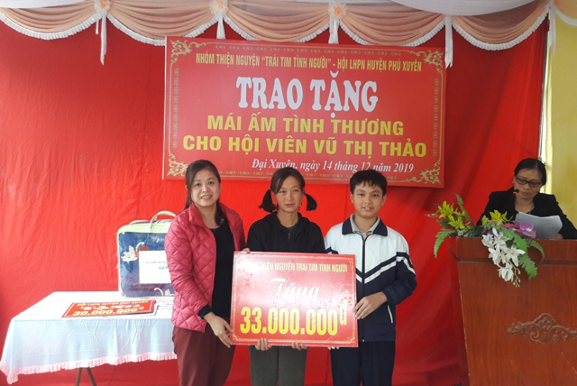 Trao tặng nhà  “ Mái ấm tình thương” cho hội viên phụ nữ nghèo