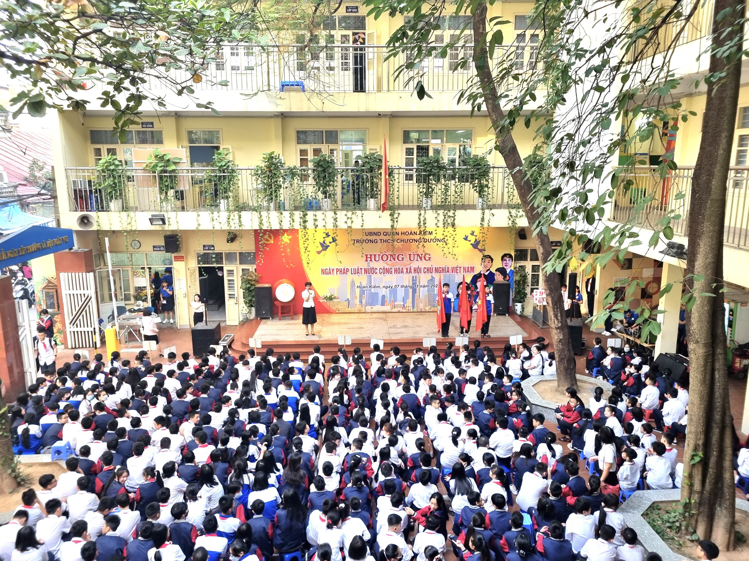 Thày và trò Trường THCS Chương Dương hưởng ứng ngày Pháp luật nước Cộng hòa xã hội chủ nghĩa Việt Nam 9/11.