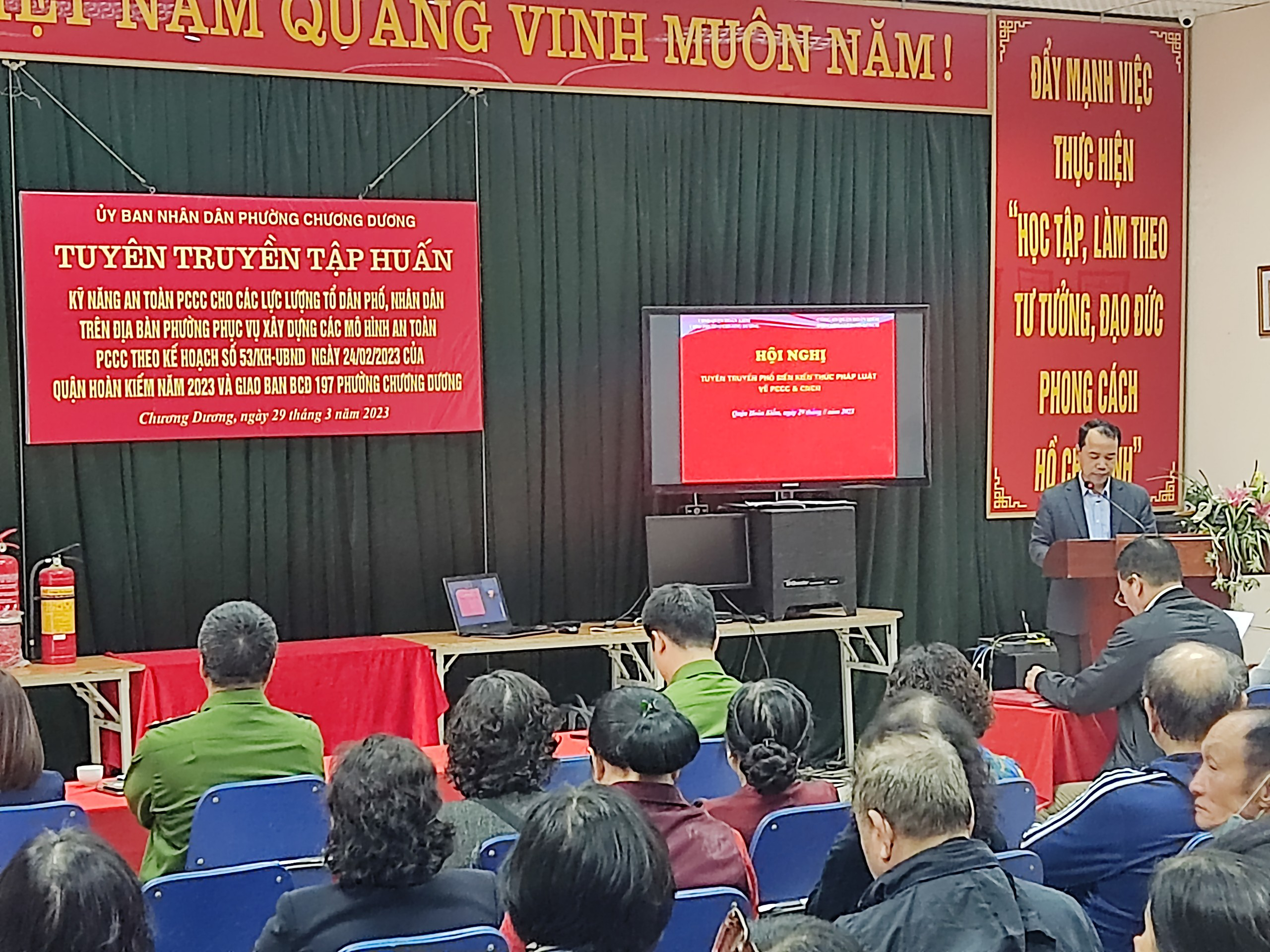 Hội nghị Tập huấn nghiệp vụ kỹ năng an toàn PCCC cho các lực lượng tổ dân phố, nhân dân trên địa bàn phường phục vụ xây dựng các mô hình an toàn PCCC.