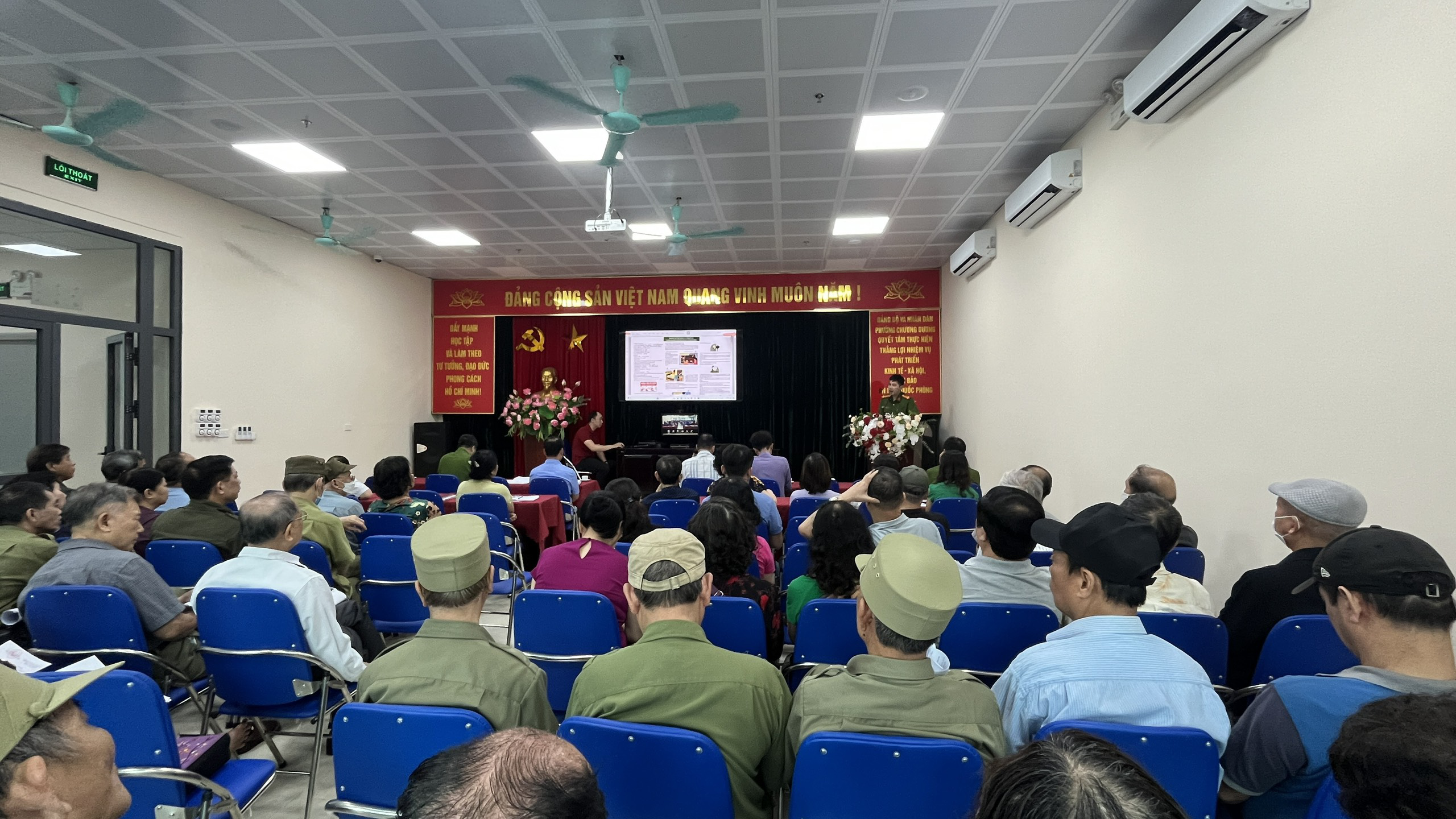 Hội nghị Tuyên truyền, hướng dẫn triển khai phương án chữa cháy, thoát nạn tại nhà ở kết hợp sản xuất, kinh doanh và nhà ở hộ gia đình trên địa bàn phường Chương Dương.
