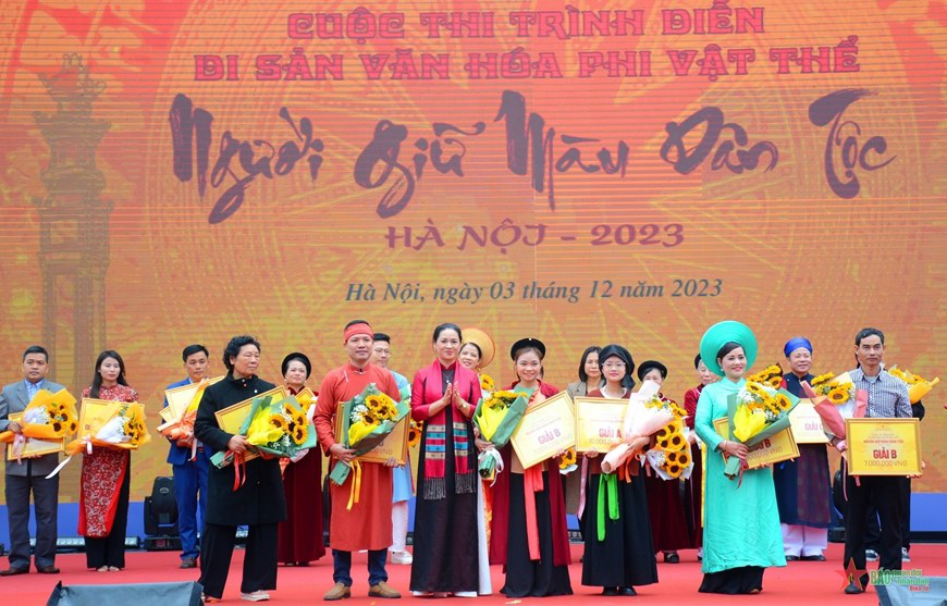 CHÈO TÀU TÂN HỘI XUẤT SẮC GIÀNH GIẢI B CUỘC THI TRÌNH DIỄN DI SẢN VĂN HÓA PHI VẬT THỂ “NGƯỜI GIỮ MÀU DÂN TỘC”
