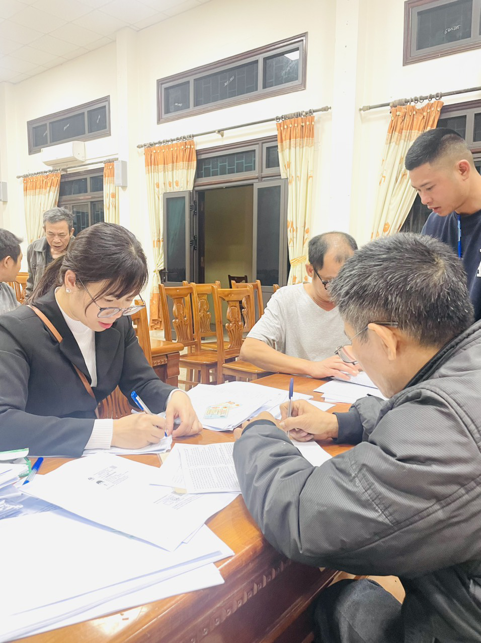 Tập trung tuyên truyền, vận động, khuyến khích người dân mở tài khoản ngân hàng để nhận chi trả trợ cấp hàng tháng