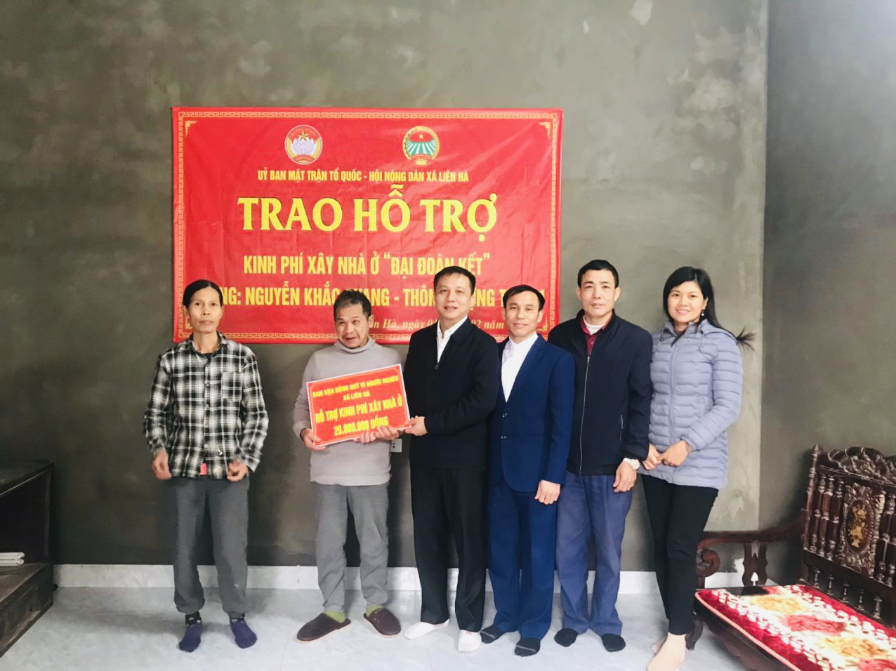 Trao hỗ trợ kinh phí xây dựng nhà ở Đại đoàn kết cho hộ có hoàn cảnh khó khăn