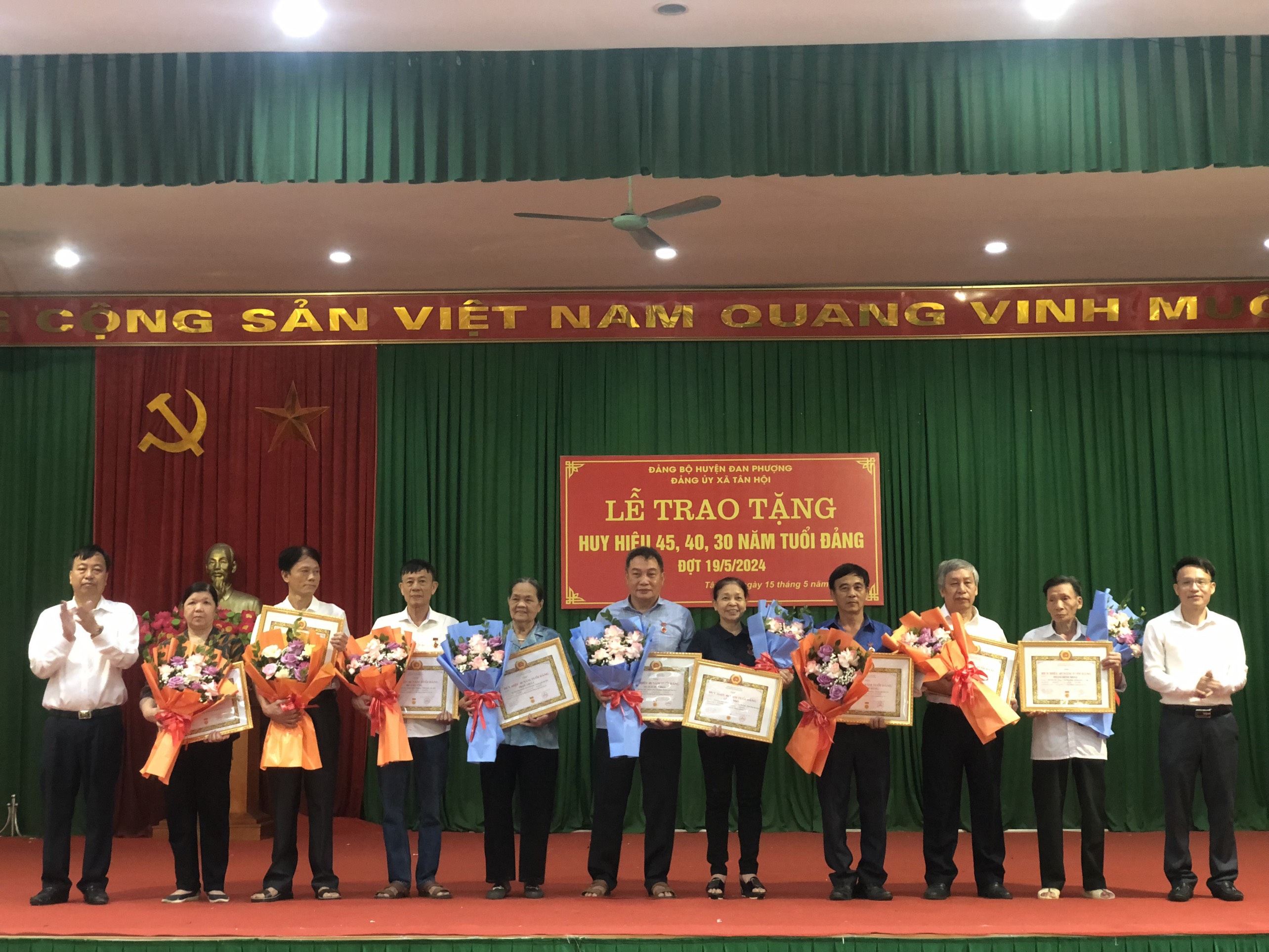 ĐẢNG ỦY XÃ TÂN HỘI TỔ CHỨC LỄ TRAO HUY HIỆU ĐẢNG ĐỢT 19/5