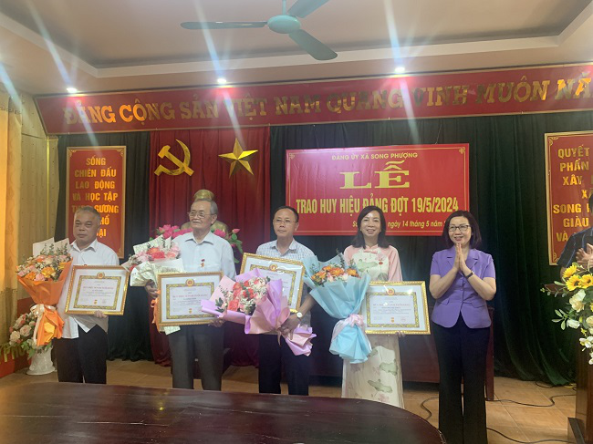 Song Phượng tổ chức trao huy hiệu đảng đợt 19/5/2024