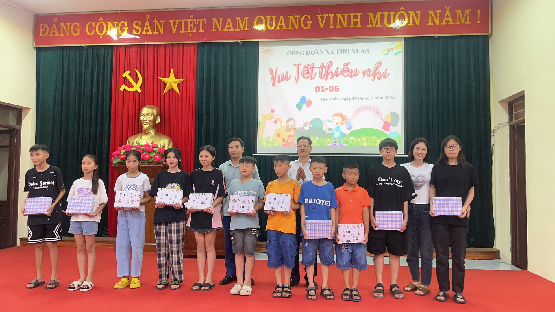 Công đoàn xã Thọ Xuân tổ chức tặng quà nhân ngày Tết thiếu nhi